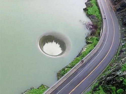 美国加州伯耶萨湖现“黑洞” 宛如巨型漏斗