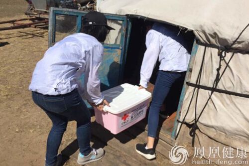 中国红基会援助内蒙古抗旱首批赈济家庭箱在呼伦贝尔发放