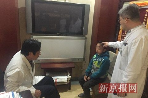 9岁男童左眼肿似核桃 父亲带儿寻医9年未放弃