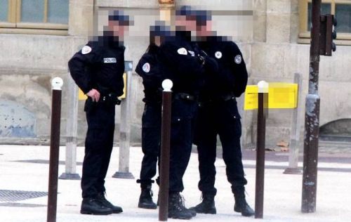 法国警员暴力执法 律师：年轻人试图逃跑时跌倒自己坐到警棍上而受伤