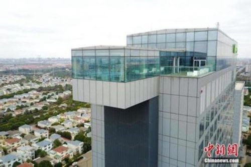 上海现悬空泳池建在24楼 网友：游泳的时候不往下看应该不会害怕