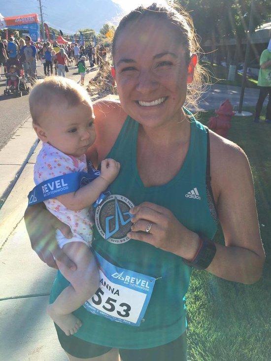 美国妈妈边跑马拉松边挤母乳运动喂娃两不误