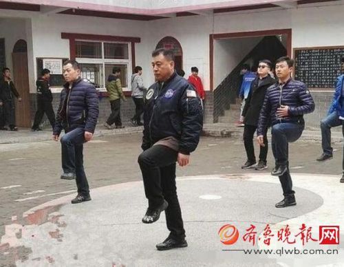 前主播变太极高手 张宏民打扮休闲左脚轻轻抬起俨然一派大师风范