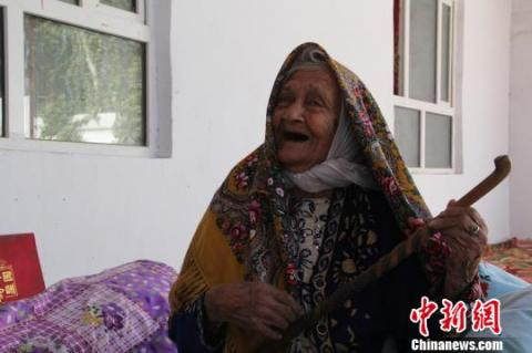 新疆130岁高龄老人经检查没有“三高”最爱玉米馕