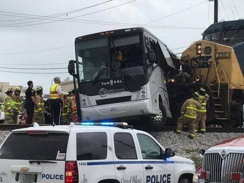 美国火车客车相撞 事故现场可怕混乱已致至少4人死亡