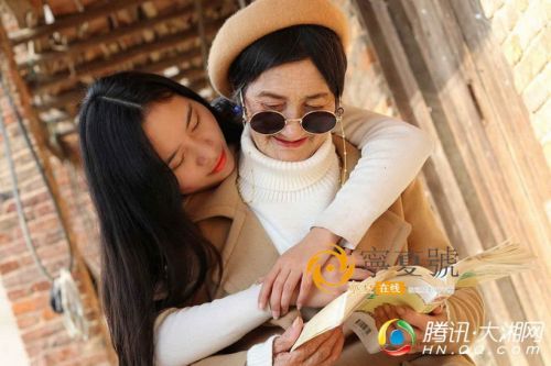 孙女为奶奶拍写真 用当下年轻人追捧的方式记录奶奶笑容