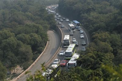 今日7时高速迎出京高峰 车流量比昨日有所缓解