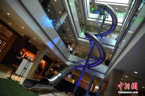 重庆商场高空滑梯 网友：这是吸引顾客购物还是满足顾客追求刺激？