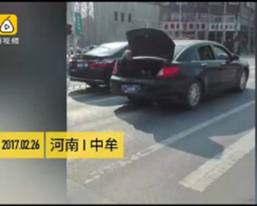 老母亲坐车后备箱 车主解释：车坐不下里面是客人，我妈自愿坐在后面