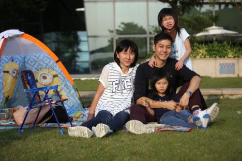 香港好爸妈守护罕病女不放弃：从不觉得女儿是包袱