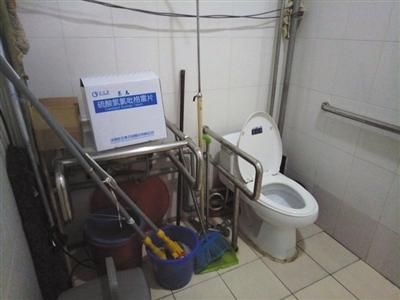 展览路医院无障碍卫生间，被保洁工具和杂物堆满。