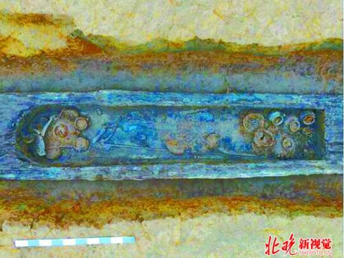 工地现战国船棺墓 两颗“蜻蜓眼”赋予墓葬神秘异域色彩