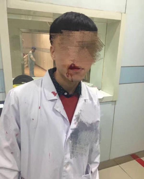 苏州一男子冒用儿子医保卡就医遭拒，殴打医务人员致2人伤