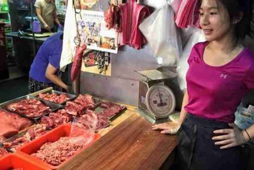 美女卖猪肉爆红 男生：“猪肉西施”长的是大家喜欢的“初恋脸”