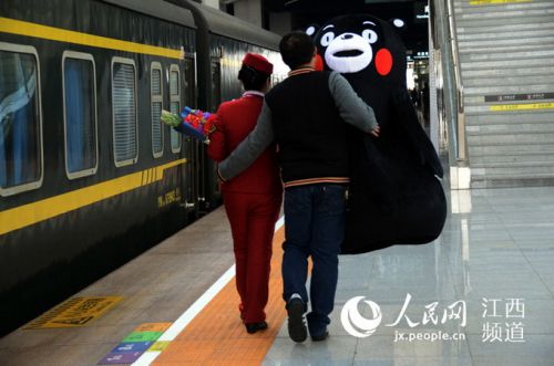 熊本熊求婚列车长 小情侣聚少离多深情一吻让这份记忆永存