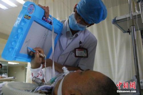 资料图：广西某公立医院，一名男护士正在工作。朱柳融摄