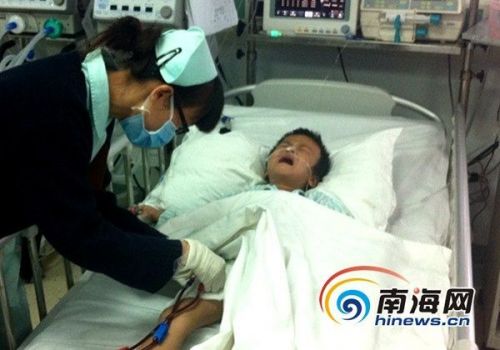 　　医院护士帮中毒的孩子做身体检查(南海网记者陈望摄)