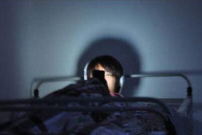 深夜玩手机视网膜险脱落 互联网神器助11岁男孩戒游戏瘾