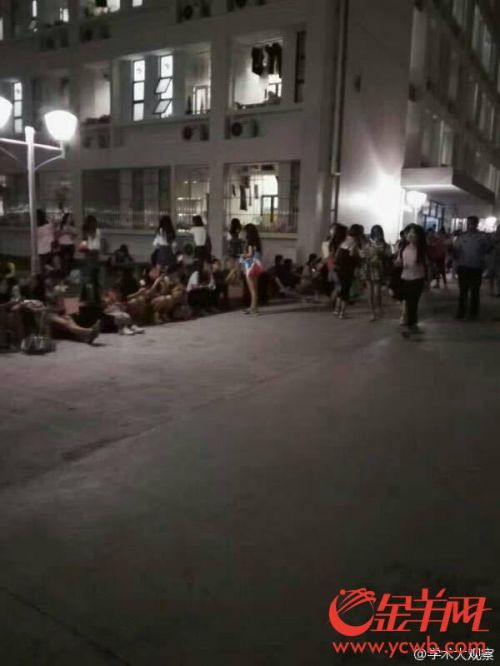 金羊网讯，连日来广东财经大学海珠校区因一栋新宿舍楼甲醛超标，让学生们人心惶惶。昨日（20）凌晨，不少广东财经大学海珠校区学生在微博上爆料，新建30栋宿舍楼甲醛超标，学校在19日采取光触媒技术消除甲醛，但直到晚上11点仍在作业，200多位学生无法入住，只好露宿校园。最终校方决定让学生去图书馆睡或者去天台打地铺。