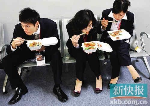 食在广州，但很多广州上班族的午餐的实质就是“果腹”和“应付”。图为琶洲国际会展中心，工作人员在吃盒饭。本报资料图王祥/摄