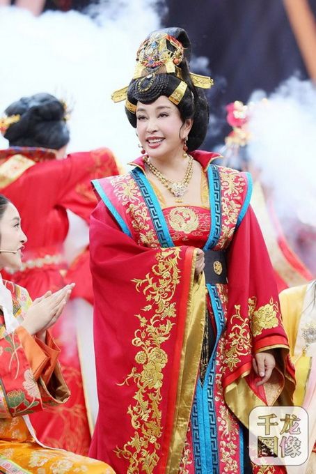 刘晓庆重现女王风采 再现霸气“武则天”获众人“五体投地”式膜拜