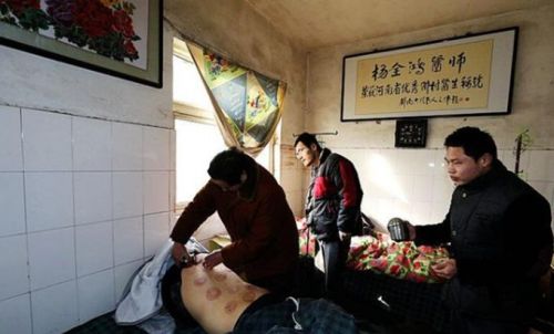村医烧掉病人欠条 中国“最傻”村医48年没给家里挣过一分钱
