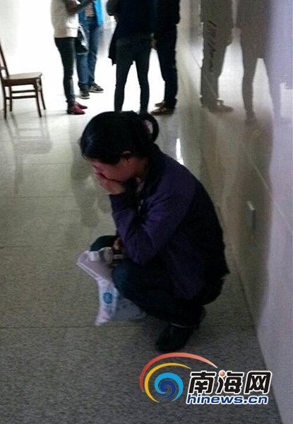 　　患者孩子的妈妈在病房外无助地哭泣(南海网记者陈望摄)