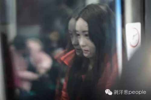 2月28日，周岩北京地铁中。新京报记者彭子洋摄