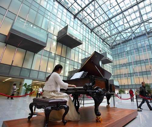 图为南京鼓楼医院新医疗大楼休息区陈设着一架价值700万元钢琴