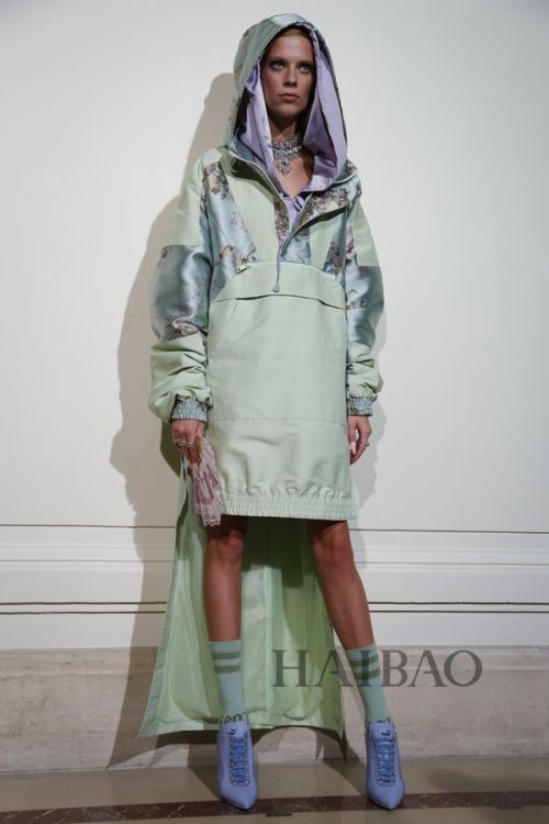 叛逆洛可可的“冲撞美学”！Rihanna Fenty × Puma 2017春夏女装秀，海报网带你亲临2017春夏巴黎