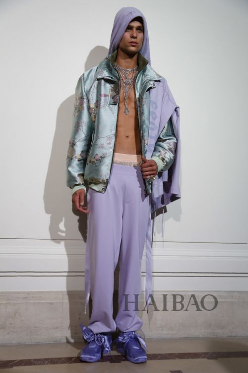 叛逆洛可可的“冲撞美学”！Rihanna Fenty × Puma 2017春夏女装秀，海报网带你亲临2017春夏巴黎
