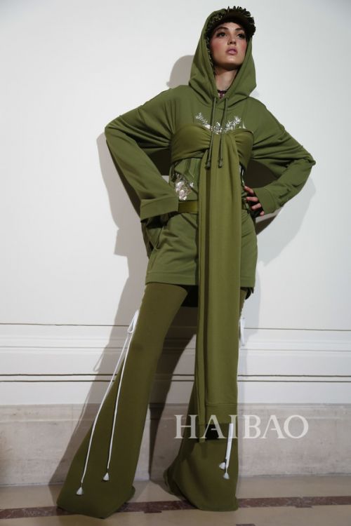 叛逆洛可可的“冲撞美学”！Rihanna Fenty × Puma 2017春夏女装秀，海报网带你亲临2017春夏巴黎