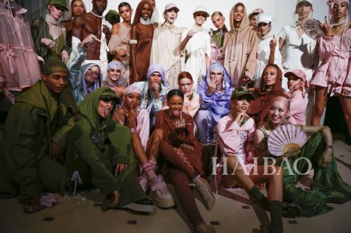 叛逆洛可可的“冲撞美学”！Rihanna Fenty × Puma 2017春夏女装秀，海报网带你亲临2017春夏巴黎