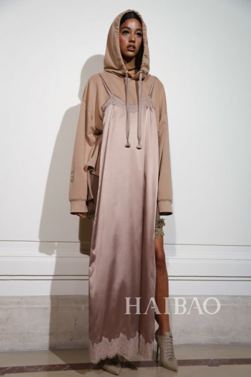 叛逆洛可可的“冲撞美学”！Rihanna Fenty × Puma 2017春夏女装秀，海报网带你亲临2017春夏巴黎