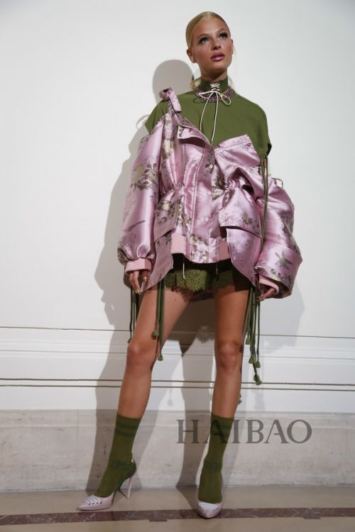 叛逆洛可可的“冲撞美学”！Rihanna Fenty × Puma 2017春夏女装秀，海报网带你亲临2017春夏巴黎