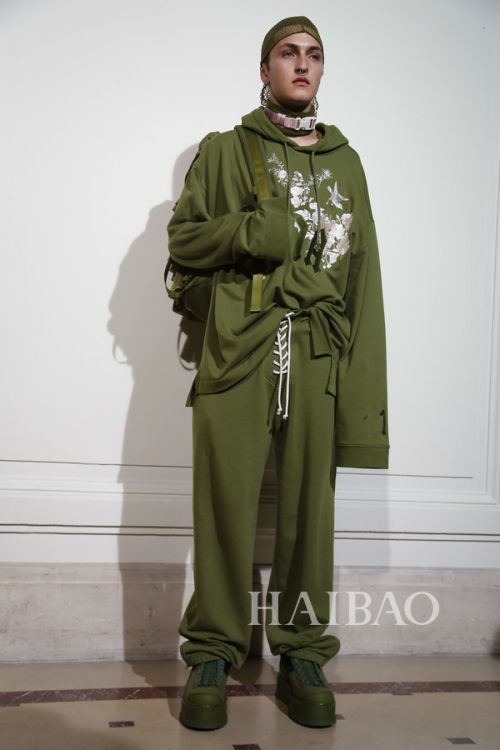 叛逆洛可可的“冲撞美学”！Rihanna Fenty × Puma 2017春夏女装秀，海报网带你亲临2017春夏巴黎