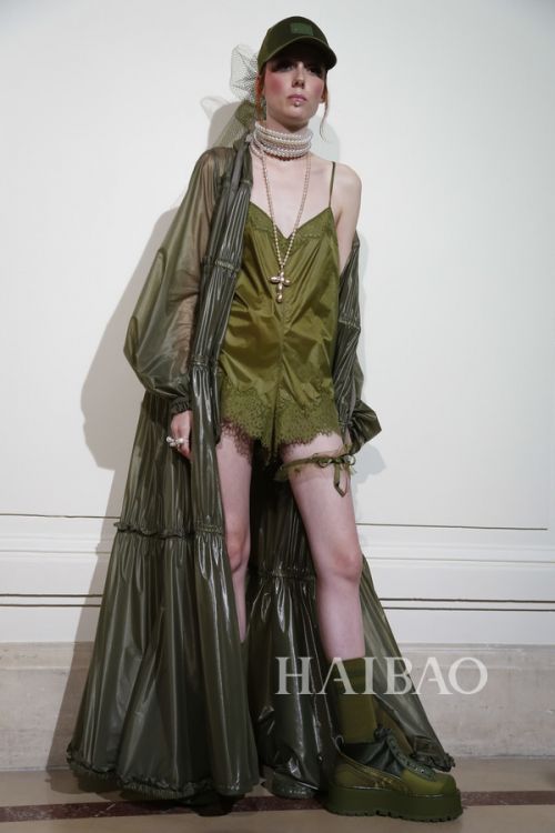 叛逆洛可可的“冲撞美学”！Rihanna Fenty × Puma 2017春夏女装秀，海报网带你亲临2017春夏巴黎