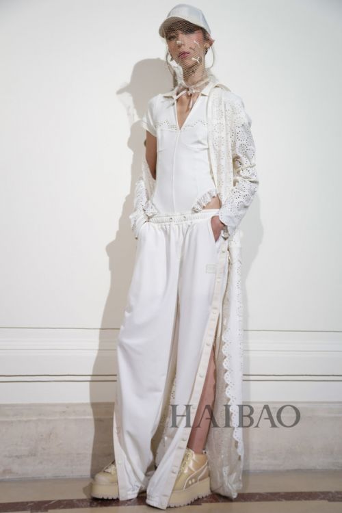 叛逆洛可可的“冲撞美学”！Rihanna Fenty × Puma 2017春夏女装秀，海报网带你亲临2017春夏巴黎
