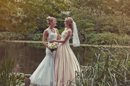 画面太销魂！两位美女Coser结婚：婚礼如童话