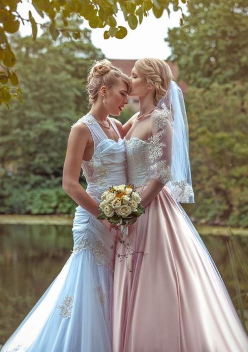 画面太销魂！两位美女Coser结婚：婚礼如童话