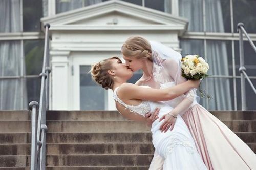 画面太销魂！两位美女Coser结婚：婚礼如童话