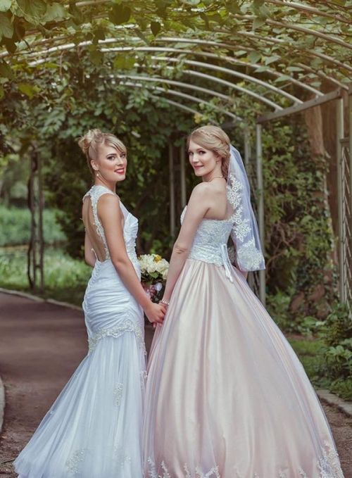 画面太销魂！两位美女Coser结婚：婚礼如童话