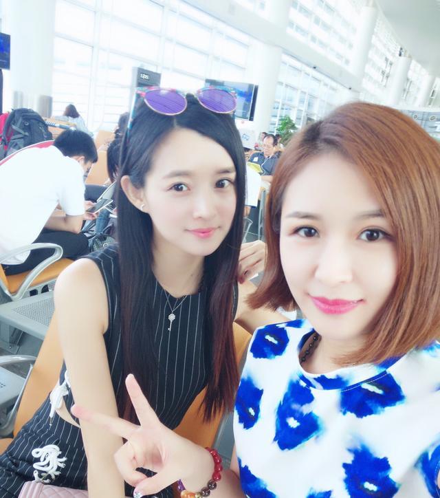 女秘书从老板办公室出来，走路都不对了