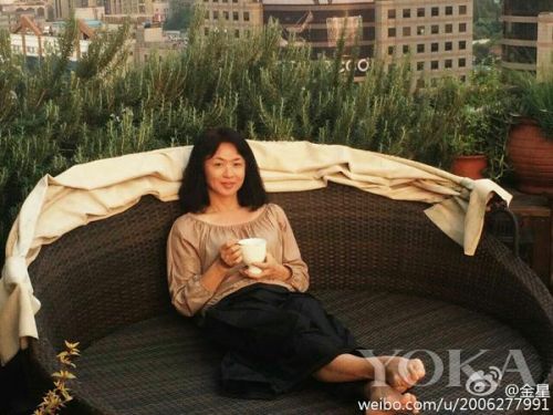 金星素颜与老公自拍风韵犹存 可我更心疼她畸形的脚趾！