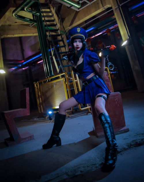 lol皮城女警COS 这腿我能玩一年