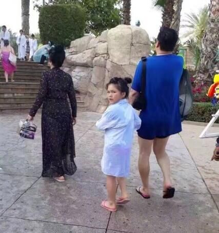 李湘一家三口游迪拜 发现被偷拍后王诗龄的表情亮了