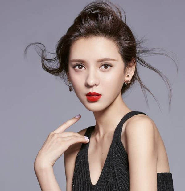 翻了张予曦的包!终于知道什么叫可以貌美如花,还能赚钱养家!