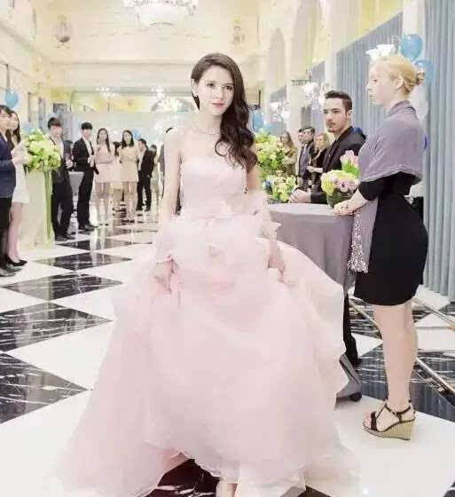翻了张予曦的包!终于知道什么叫可以貌美如花,还能赚钱养家!