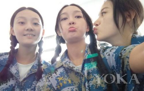 中戏上戏的妹子逆天高颜值 军训不花妆是如何做到的？