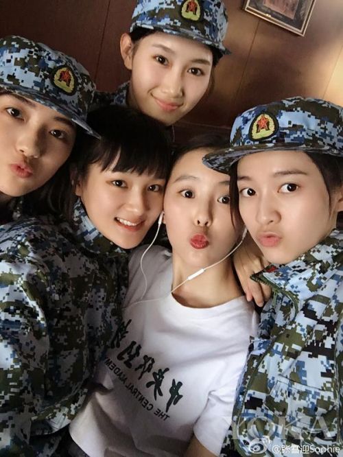 中戏上戏的妹子逆天高颜值 军训不花妆是如何做到的？